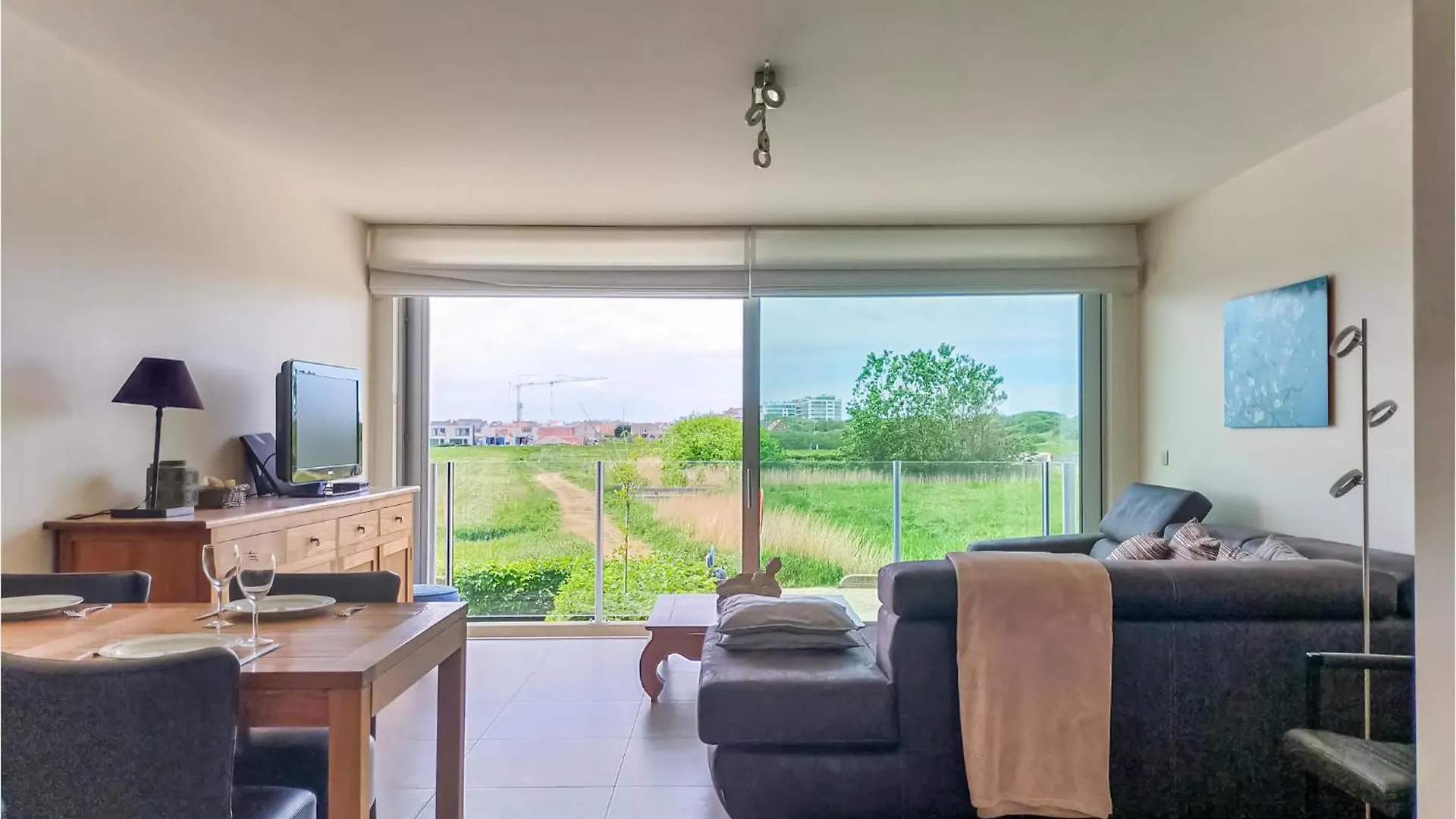 2 Bedroom Cozy Apartment In Oostende
